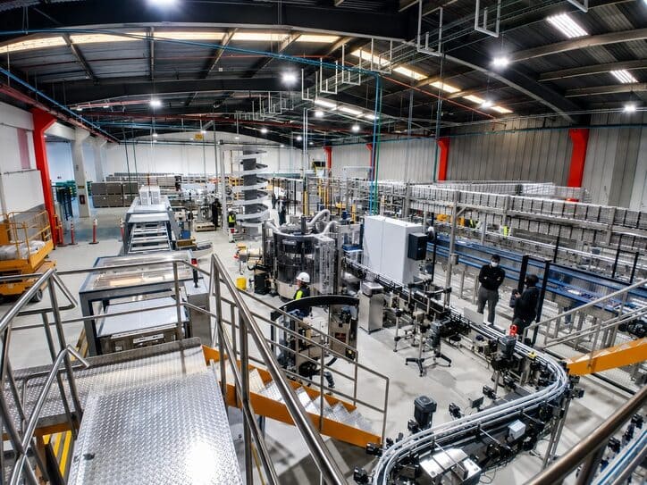 produccion-industrial-linea-envasado-vista-elevada