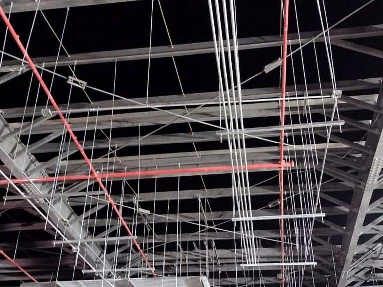sistemas-mep-charolas-cableado-plafon-industrial