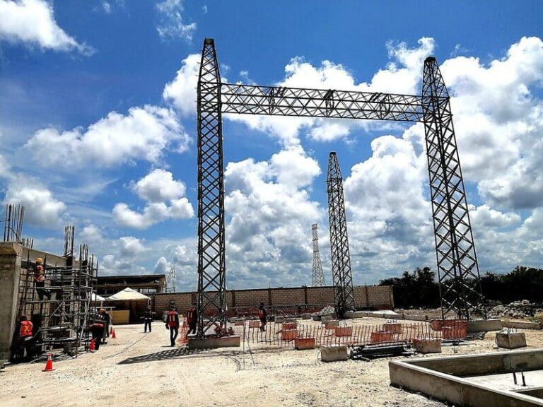 subestaciones-electricas-estructuras-reticuladas-cielo-azul