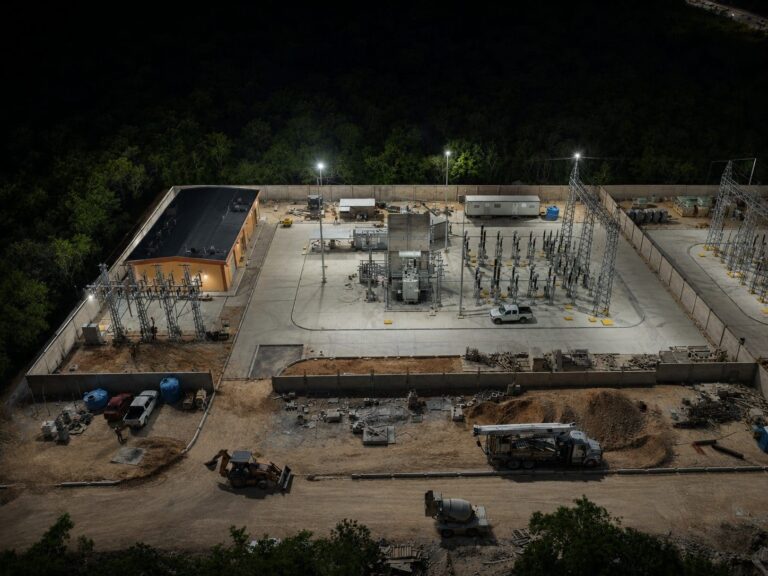 subestaciones-electricas-vista-aerea-nocturna-patio-equipos